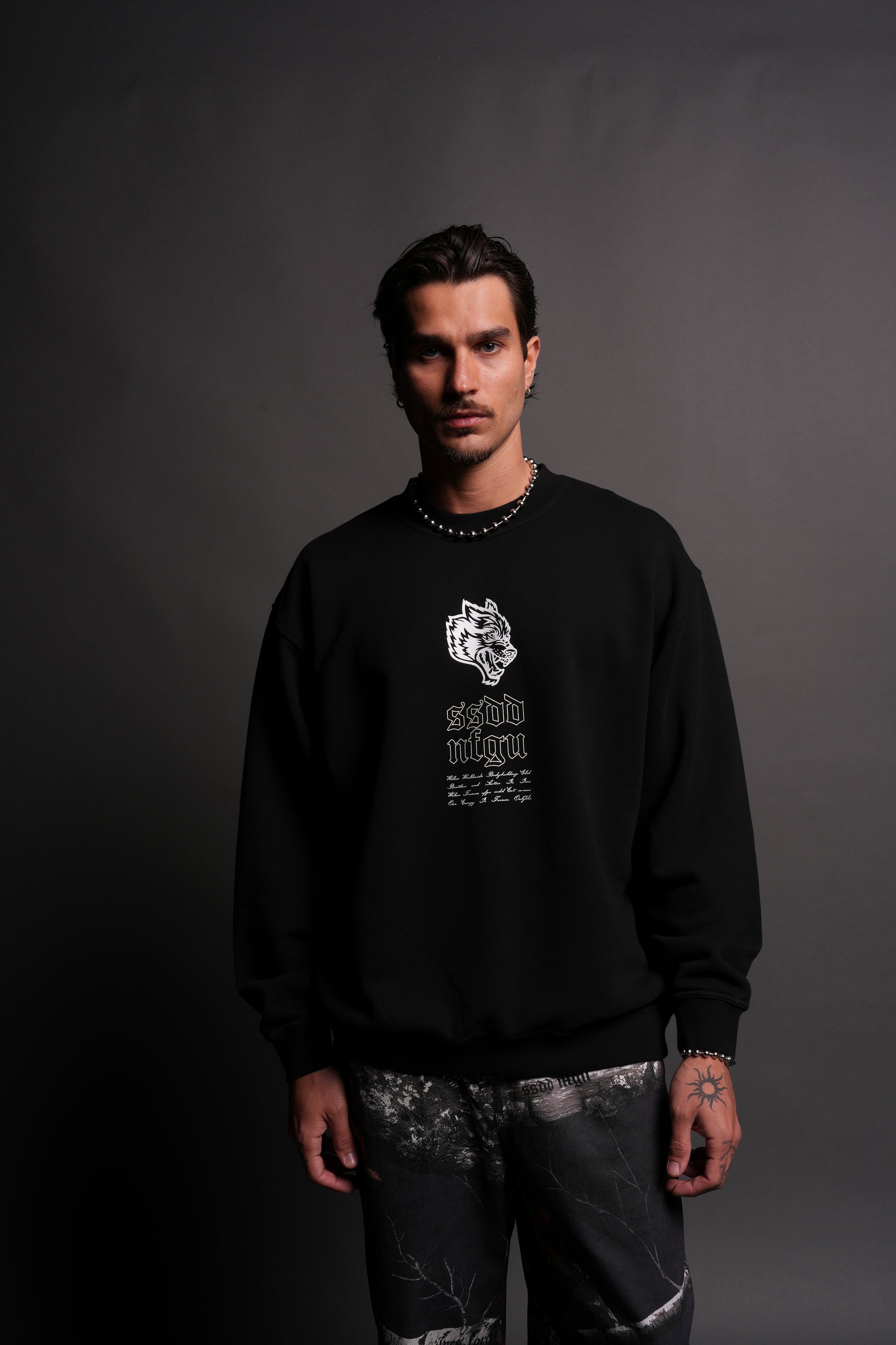 Breath Of Wolves London Crewneck in Black