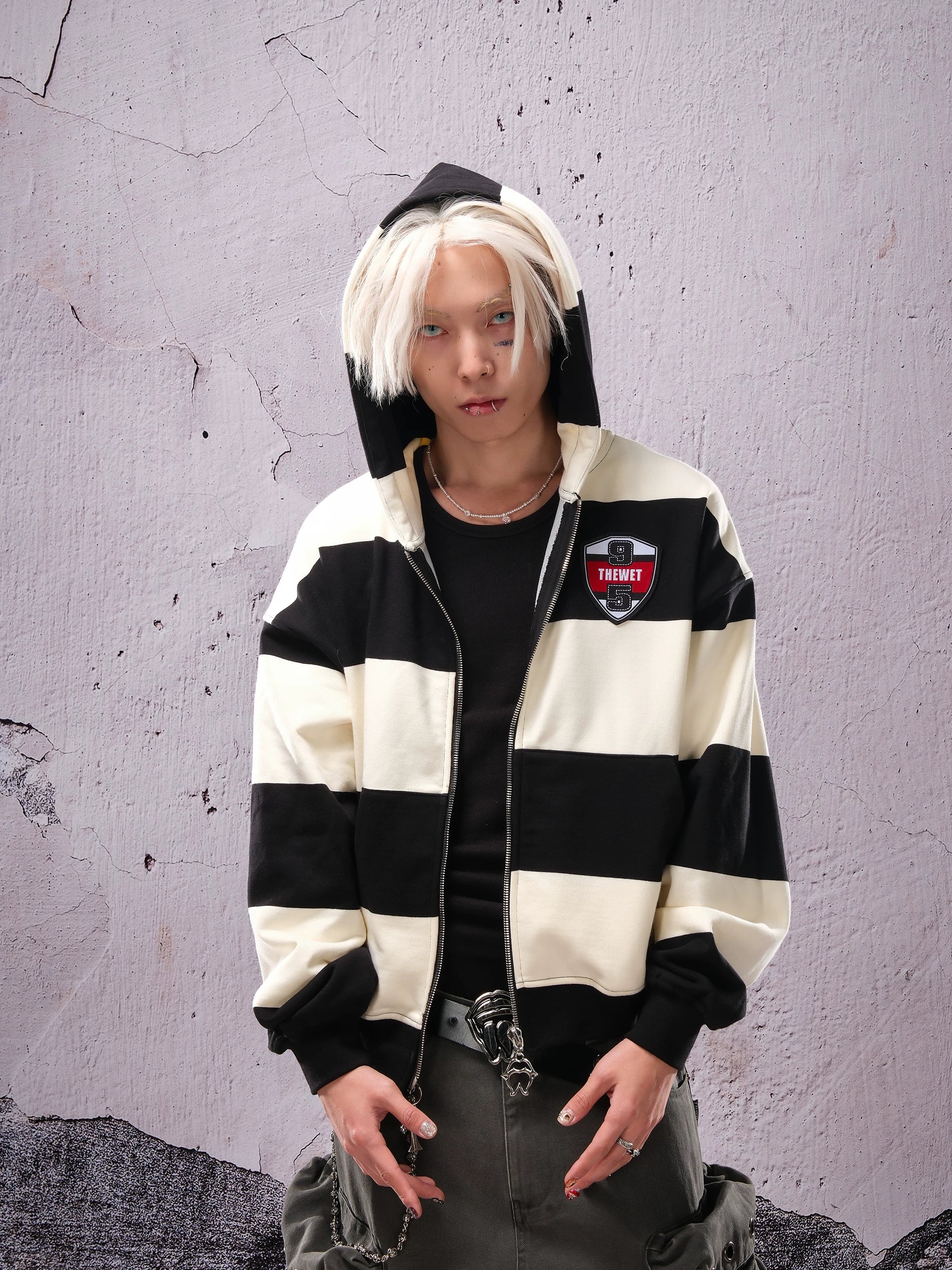 THEWET SPLITTING TONGUE Black and White Stripe Printed Short Loose Zipper Hoodie