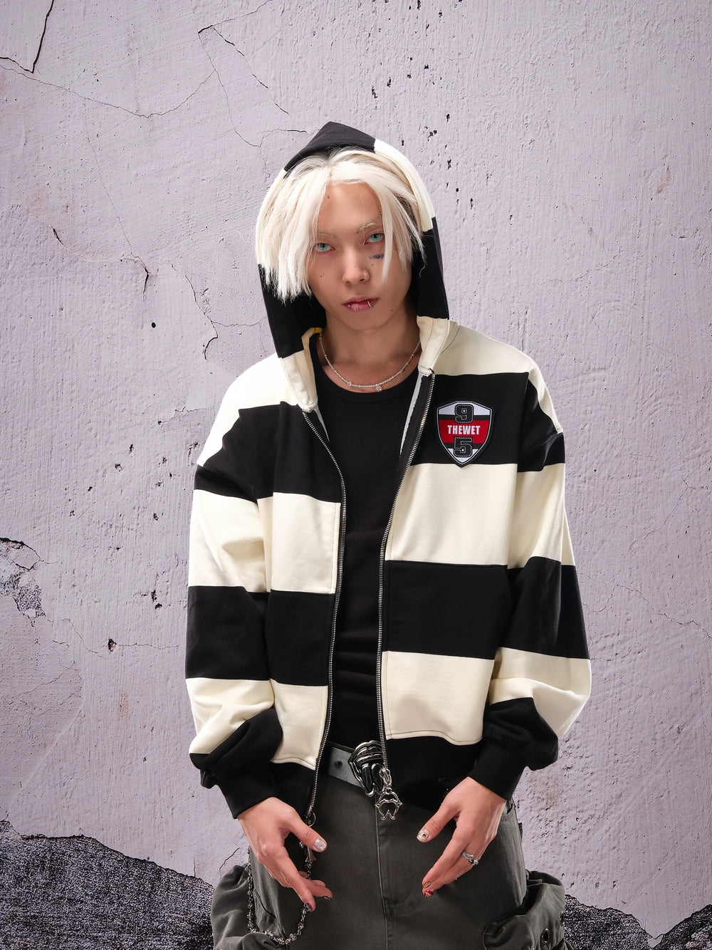 THEWET SPLITTING TONGUE Black and White Stripe Printed Short Loose Zipper Hoodie