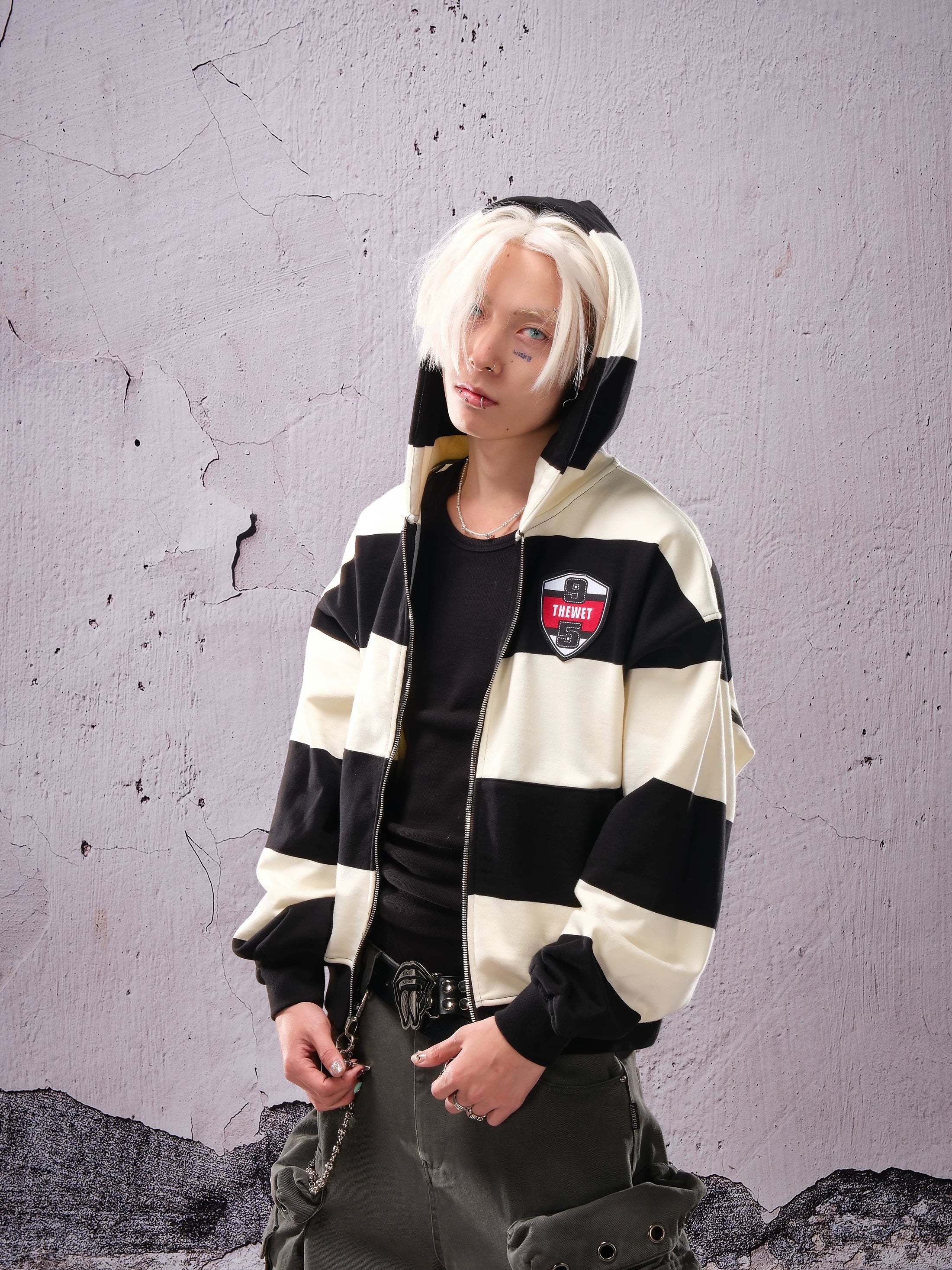 THEWET SPLITTING TONGUE Black and White Stripe Printed Short Loose Zipper Hoodie