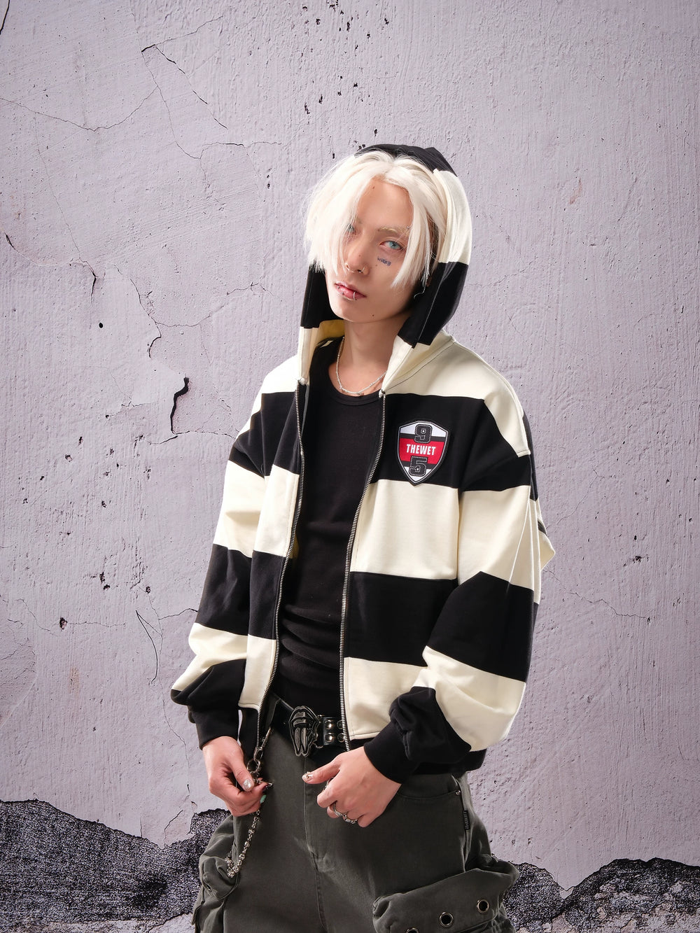 THEWET SPLITTING TONGUE Black and White Stripe Printed Short Loose Zipper Hoodie