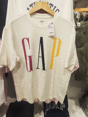 Cheng Yi endorses Gap men's and women's clothing for the 2026 spring season, featuring a cotton logo printed loose short sleeved T-shirt 854739