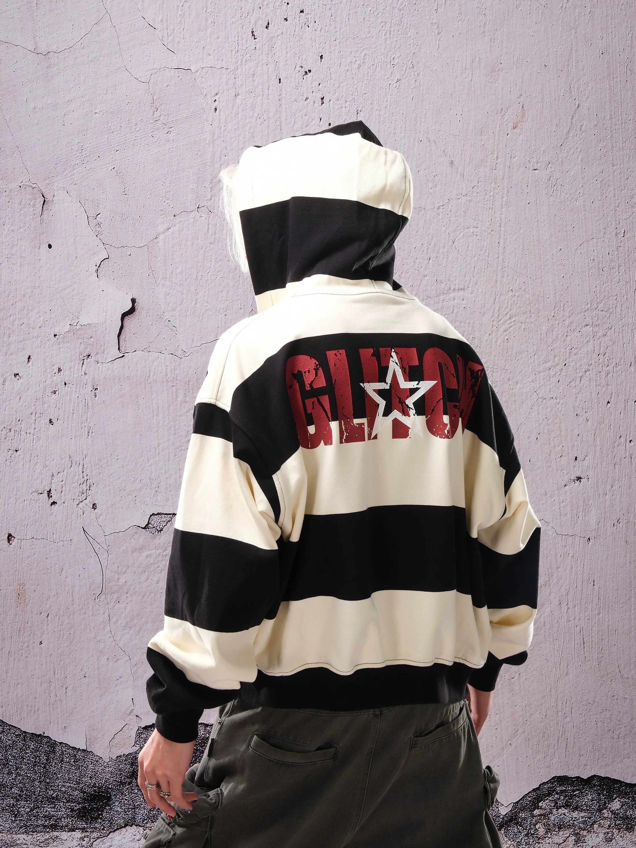 THEWET SPLITTING TONGUE Black and White Stripe Printed Short Loose Zipper Hoodie